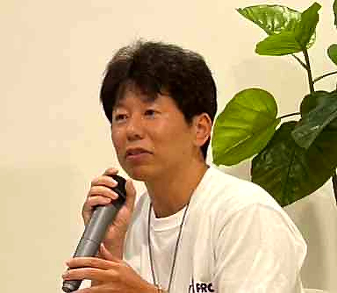 講演中のりょうじ